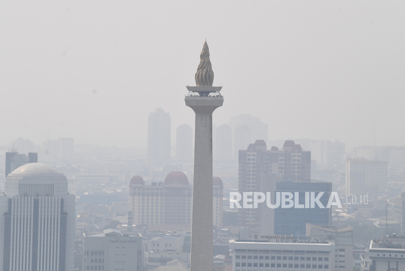 Suasana Monas yang tertutup polusi di Jakarta, Jumat (21/6/2024). Kualitas udara di Jakarta pada Selasa (3/9/2024) pagi masuk kategori tidak sehat.