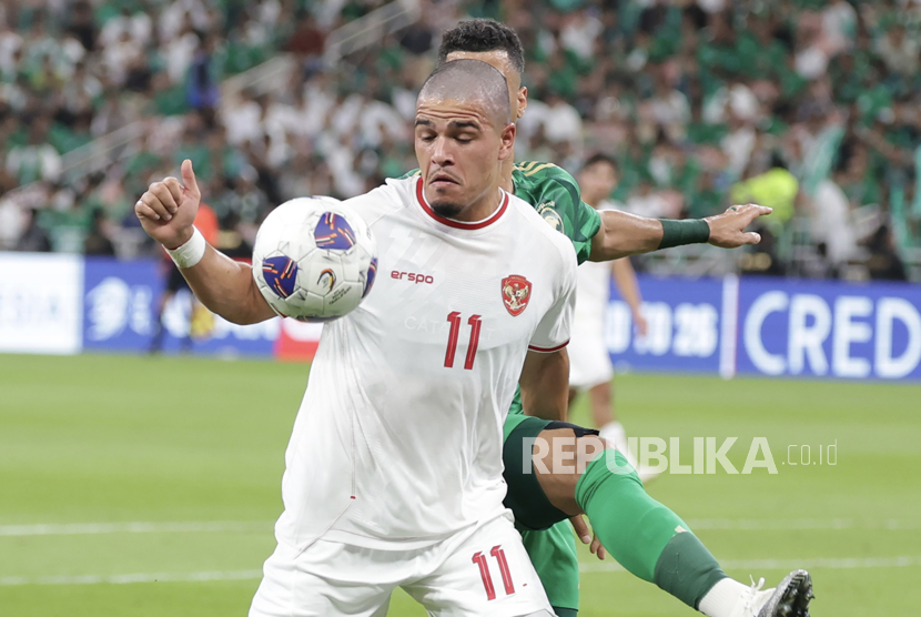 Pesepak bola Timnas Indonesia Ragnar Oratmangoen (depan) melindungi bola dari pesepak bola Arab Saudi pada pertandingan babak pertama laga Grup C putaran ketiga Kualifikasi Piala Dunia 2026 zona Asia di Stadion King Abdullah Sports City, Jeddah, Arab Saudi, Jumat (6/9/2024) dini hari. Pertandingan berakhir imbang dengan skor 1-1.