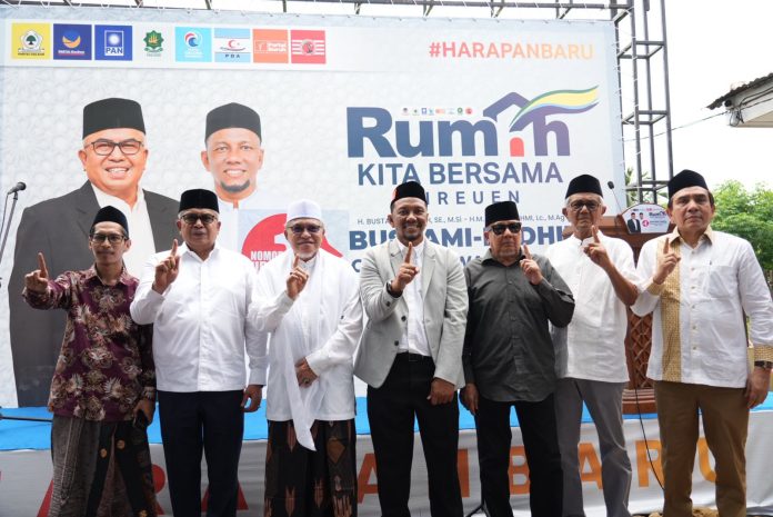 Paslon Bustami-Fadhil dan Abu Mudi saat meresmikan posko relawan Rumah Kita Bersama (RKB) Bireuen, Aceh, Kamis (26/9/2024). Foto: Istimewa.