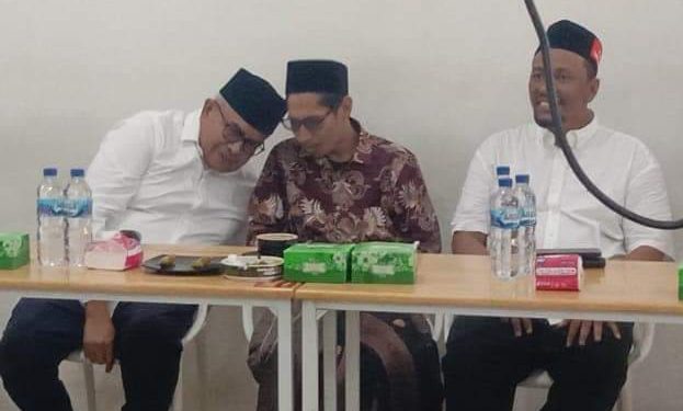 Teungku (Tgk) Muzammil As-Sufy, putra sulung alm Tgk Muhammad Yusuf A Wahab alias Tu Sop bersama Bustami dan Fadhil Rahmi (Dok. Tim Bustami-Fadhil)
