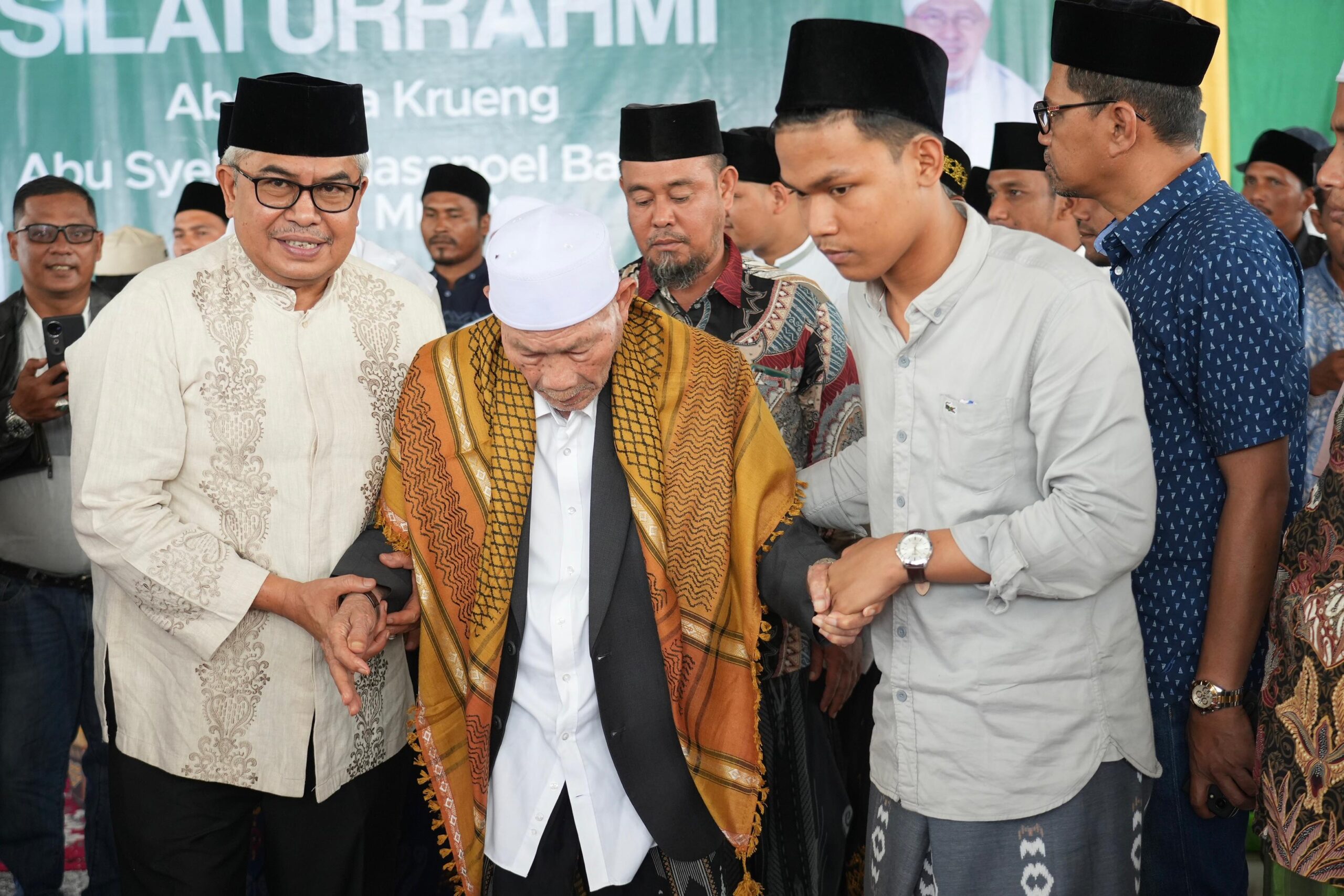 Cagub Bustami Silaturahmi dengan Ulama dan Ribuan Santri Iradah