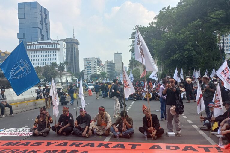 Menuntut Perlindungan Masyarakat Adat di Pemerintahan Baru
