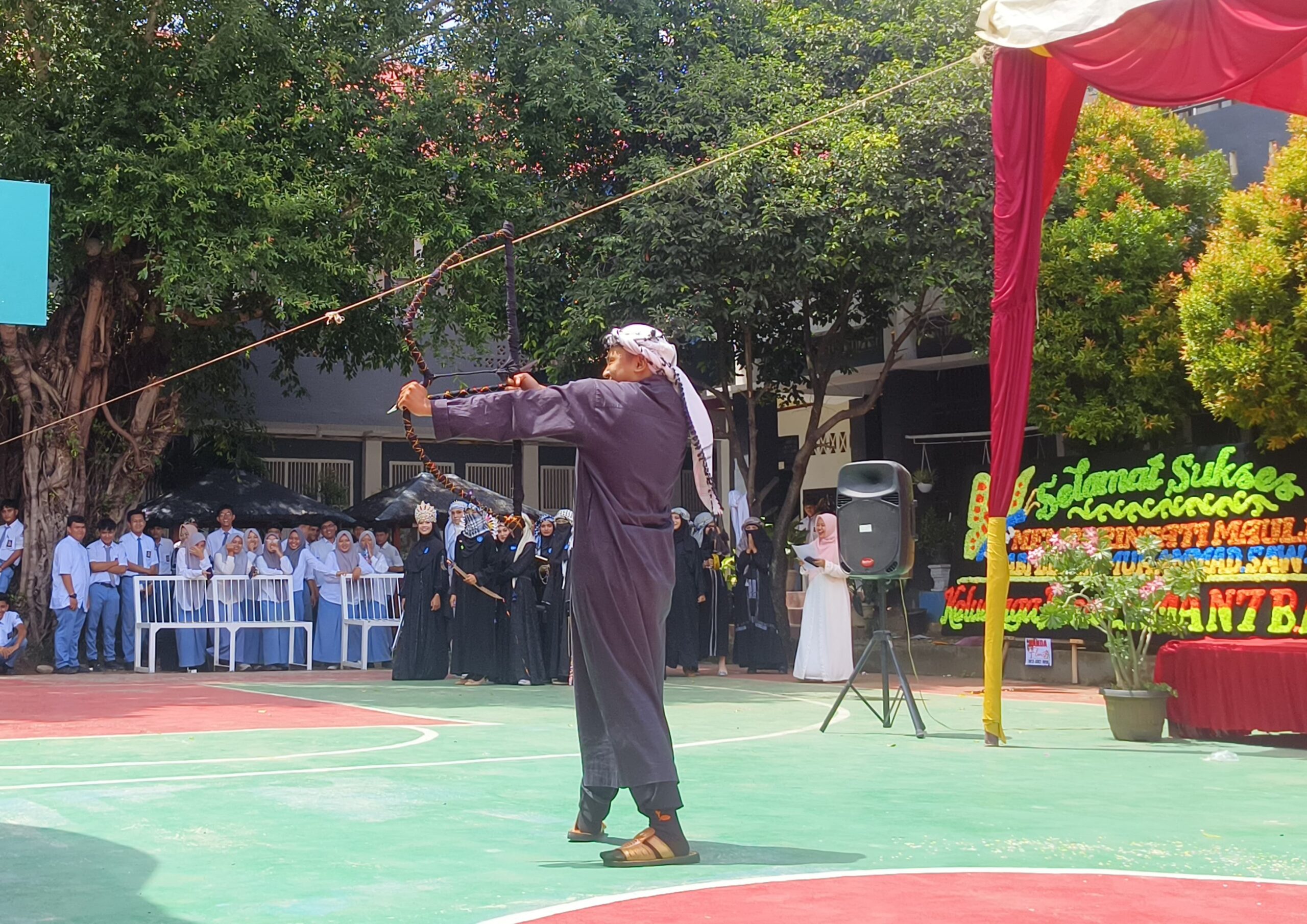 Siswa memperagakan salah satu tokoh Islam, Khalid bin Walid dengan atribut panah. (Missanur Refasesa/Lensakita.com)