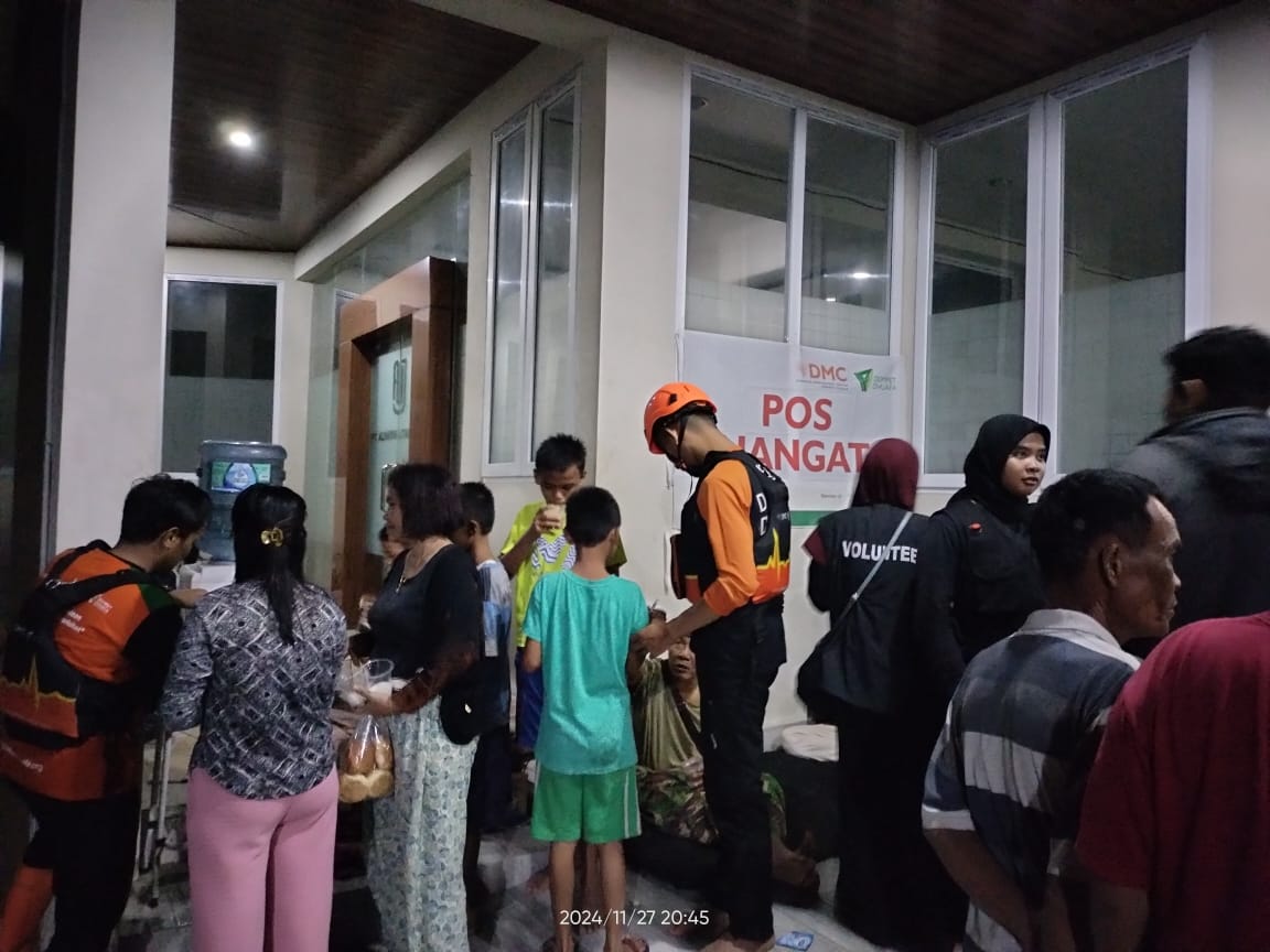 Dompet Dhuafa Waspada Evakuasi Warga Terdampak Banjir di Villa Patumbak Permai