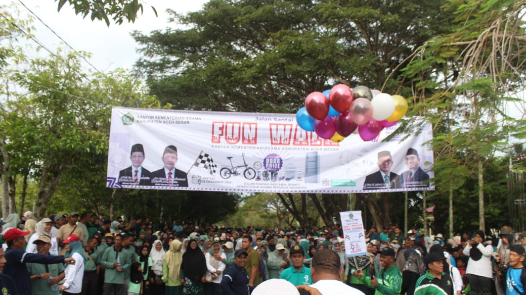 Warga ikut jalan santai Kemenag Aceh Besar di Kota Jantho. Foto: Ist
