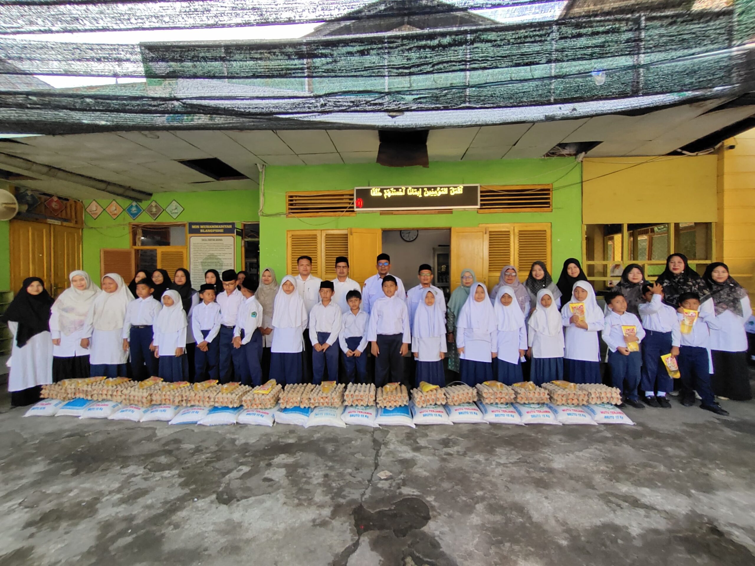 MI Muhammadiyah Abdya Serahkan Santunan 19 Yatim Piatu