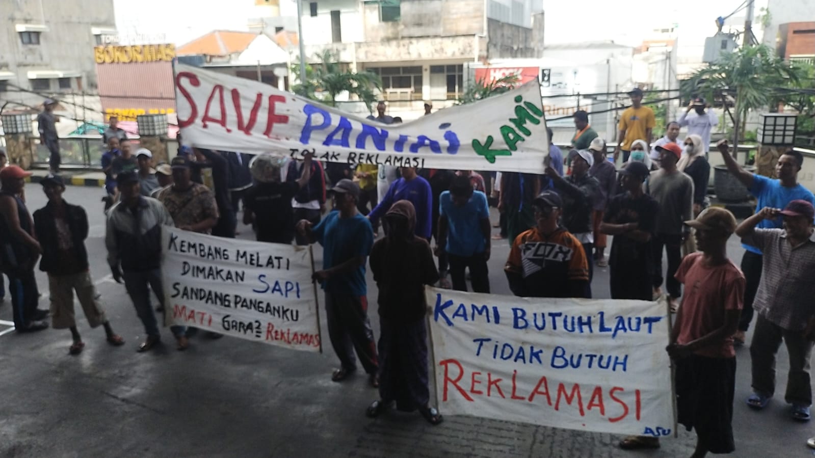 Kala Nelayan Surabaya Protes Pertemuan Amdal Pulau Buatan
