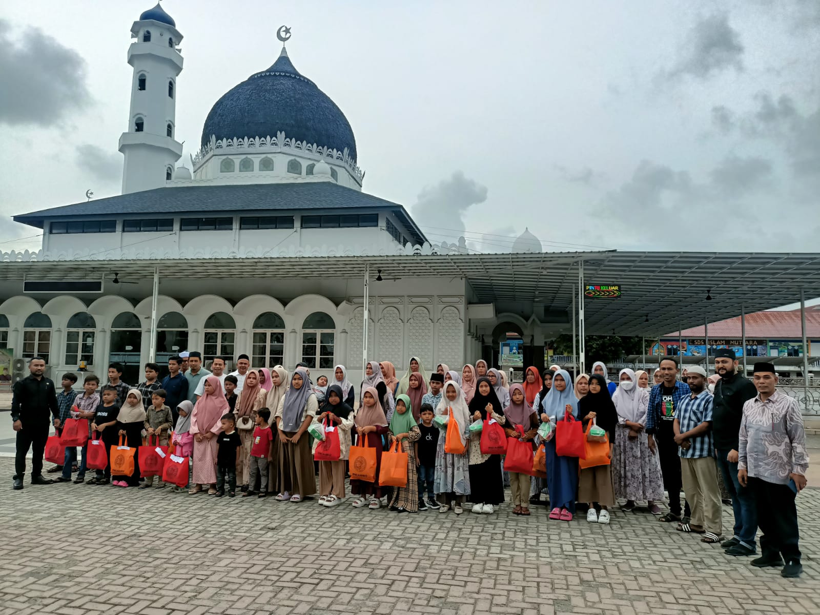 Puluhan Anak Yatim di Pidie Riang Gembira Dapat Baju Lebaran dan Amplop dari TOMPi
