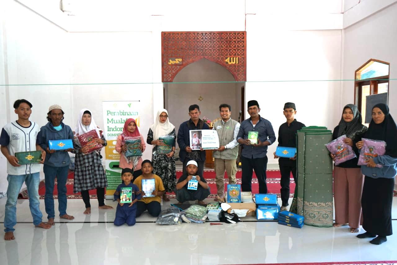 Jelang Idulfitri, Warga Karo Terima Alat Shalat dan Al-Quran Baru