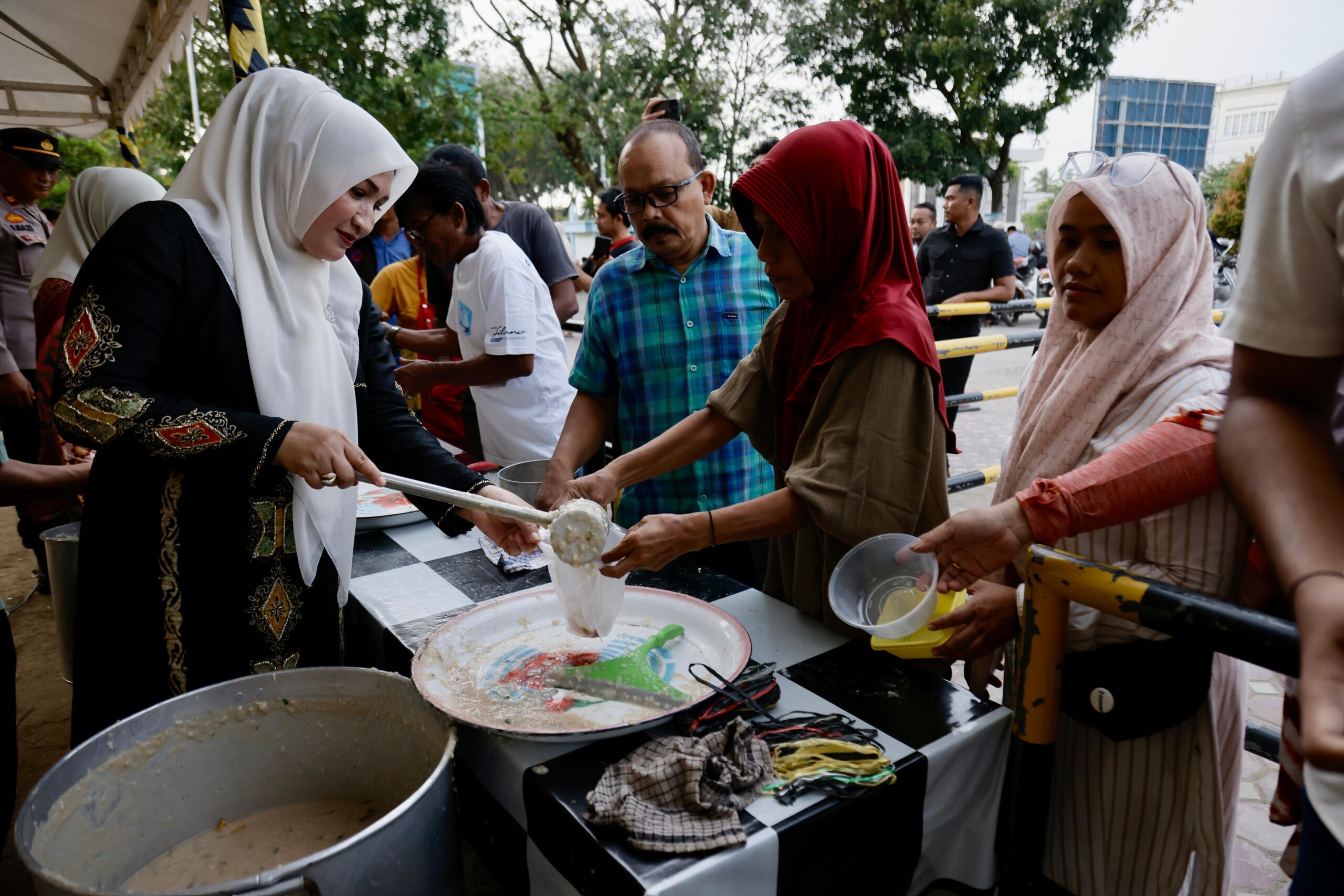 Ramadhan di Lhokseumawe, Marlina Berbaur dengan Warga Buka Puasa di Halaman Islamic Center