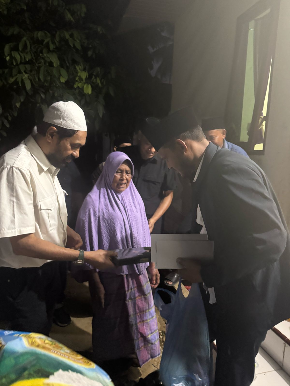 Beralas Tikar, Mualem Buka Puasa Bersama di Halaman Rumah Korban Konflik Aceh