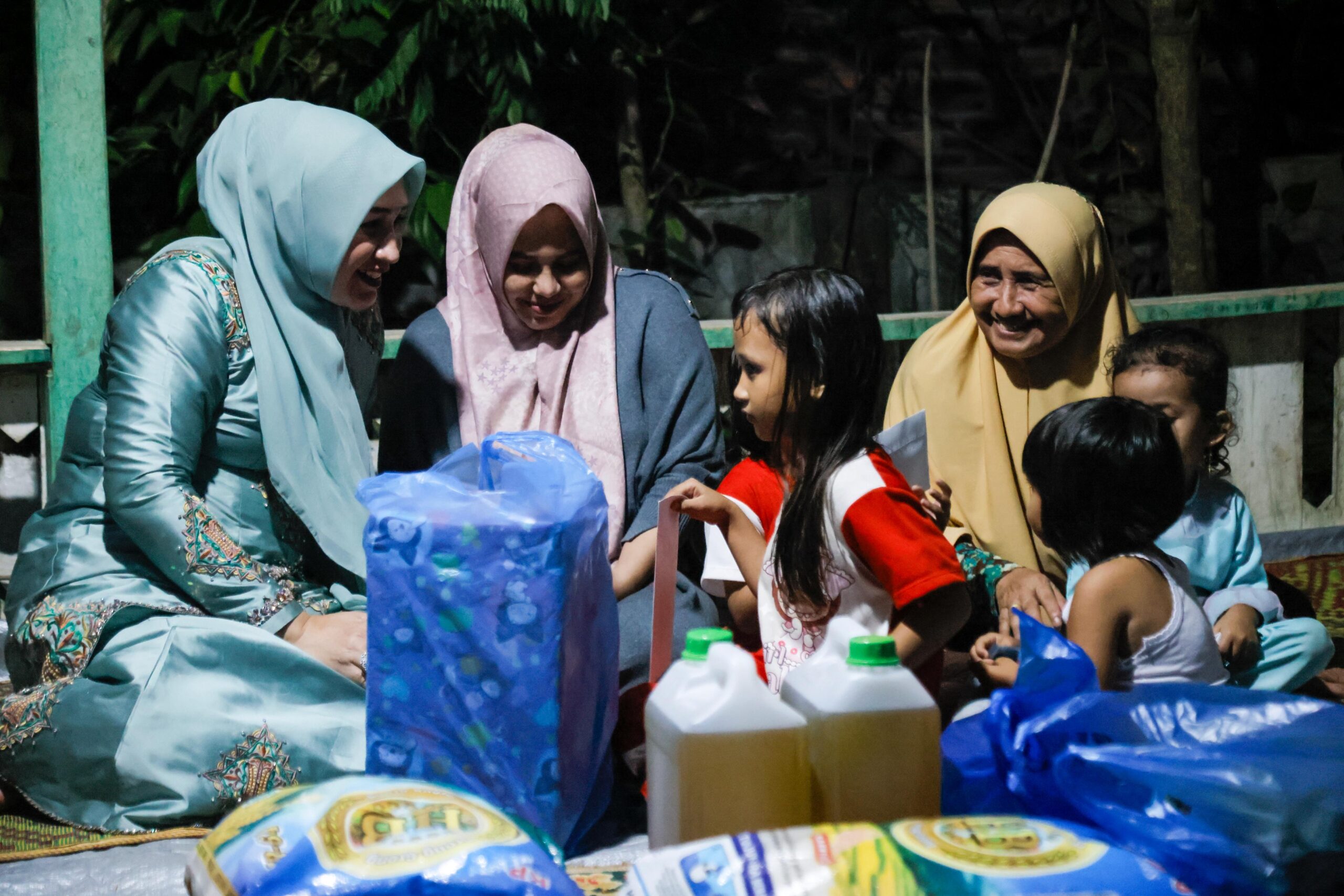 Ketua TP PKK Aceh Marlina Takziah dan Beri Santunan kepada Warga di Aceh Timur