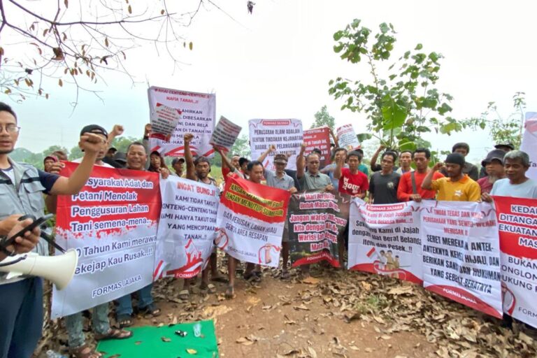 Protes Penggusuran, Warga Desa Iwul Tanam Pohon [1]