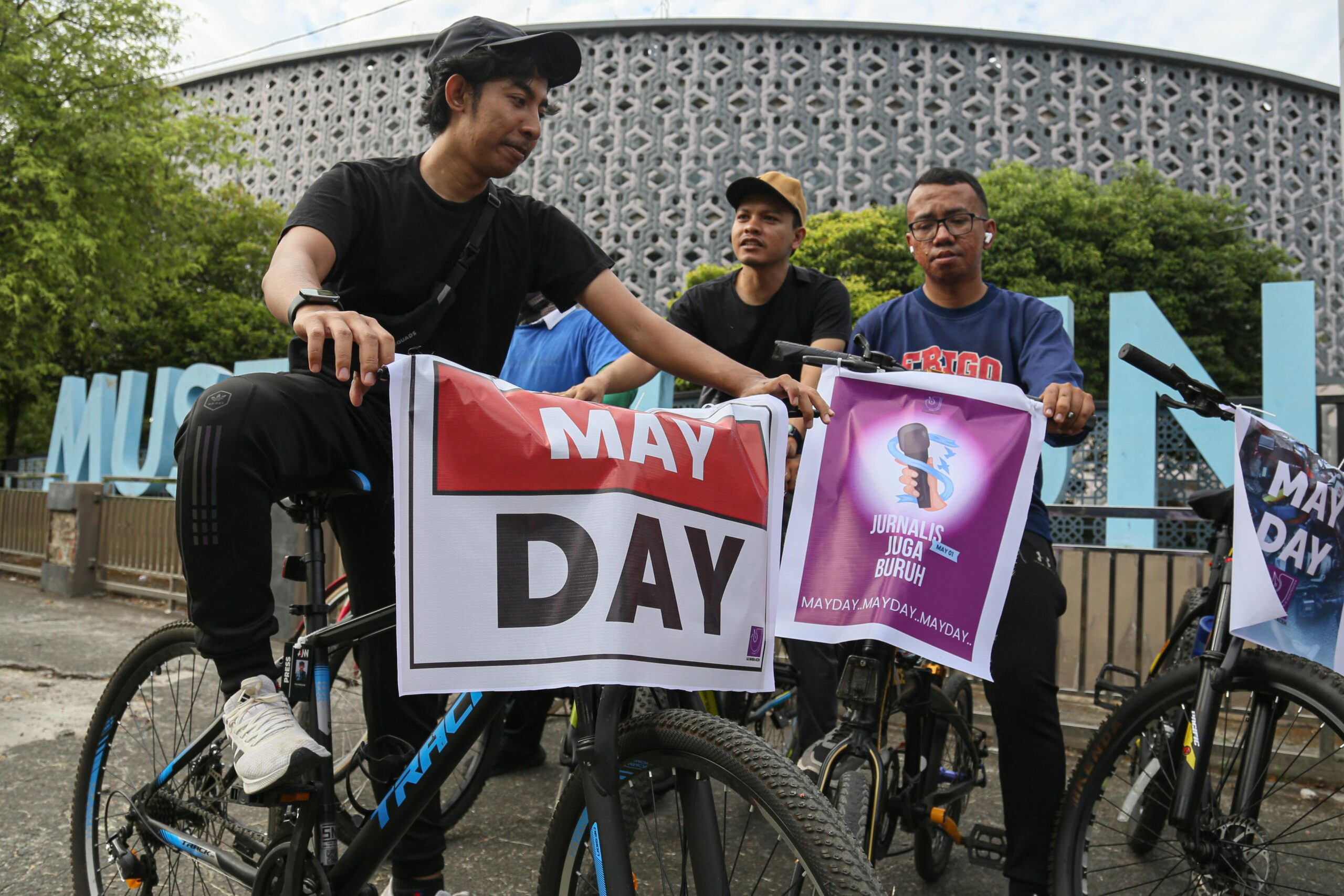 Hari Buruh, Jurnalis Aceh Gowes Bawa Pesan Stop Kekerasan dan Upah Layak
