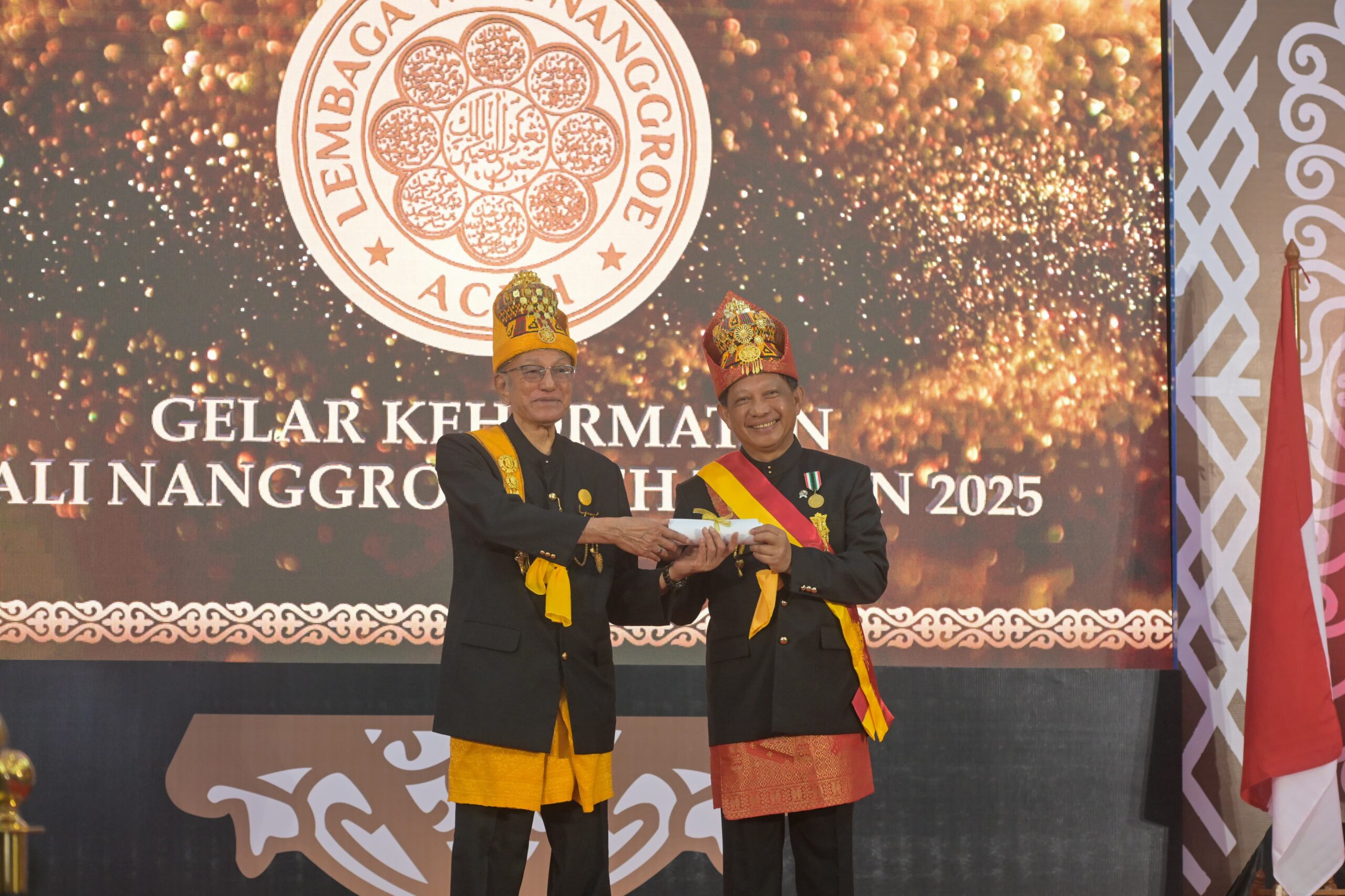 Tito Karnavian Terima Gelar Petua Panglima Hukom Nanggroe di Aceh