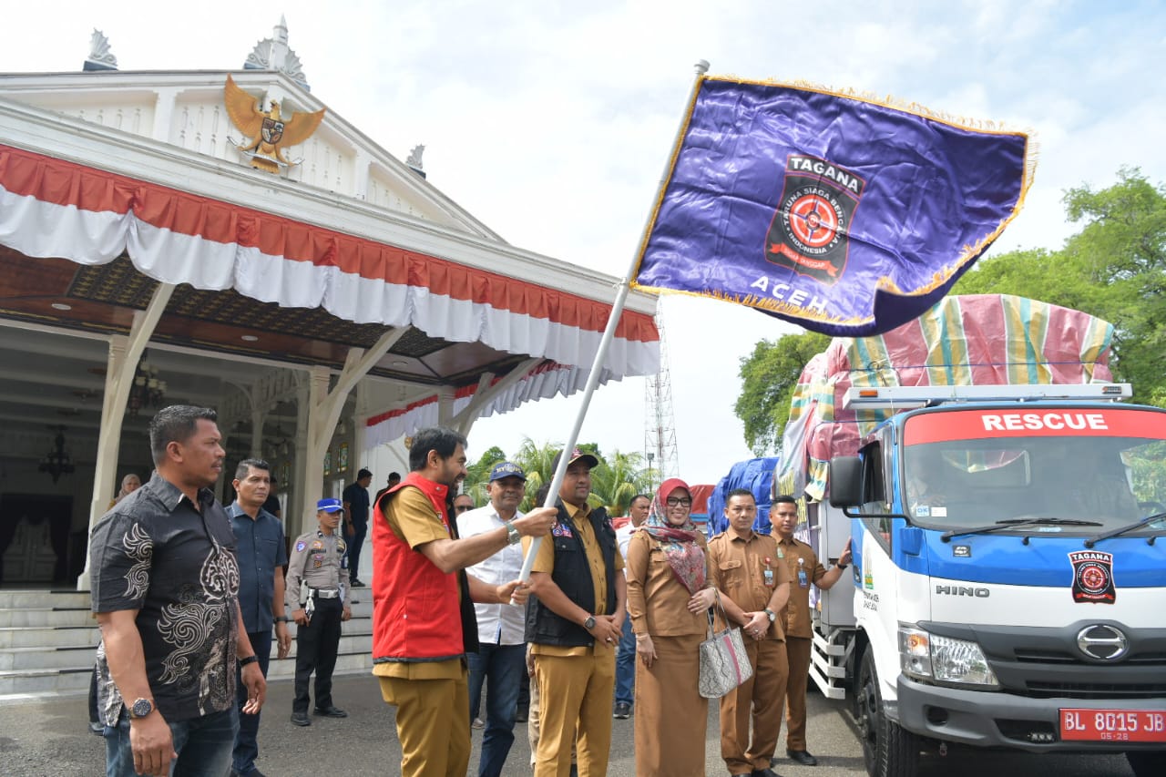 Mualem Salurkan Bantuan Kesiapsiagaan Bencana ke 10 Kabupaten