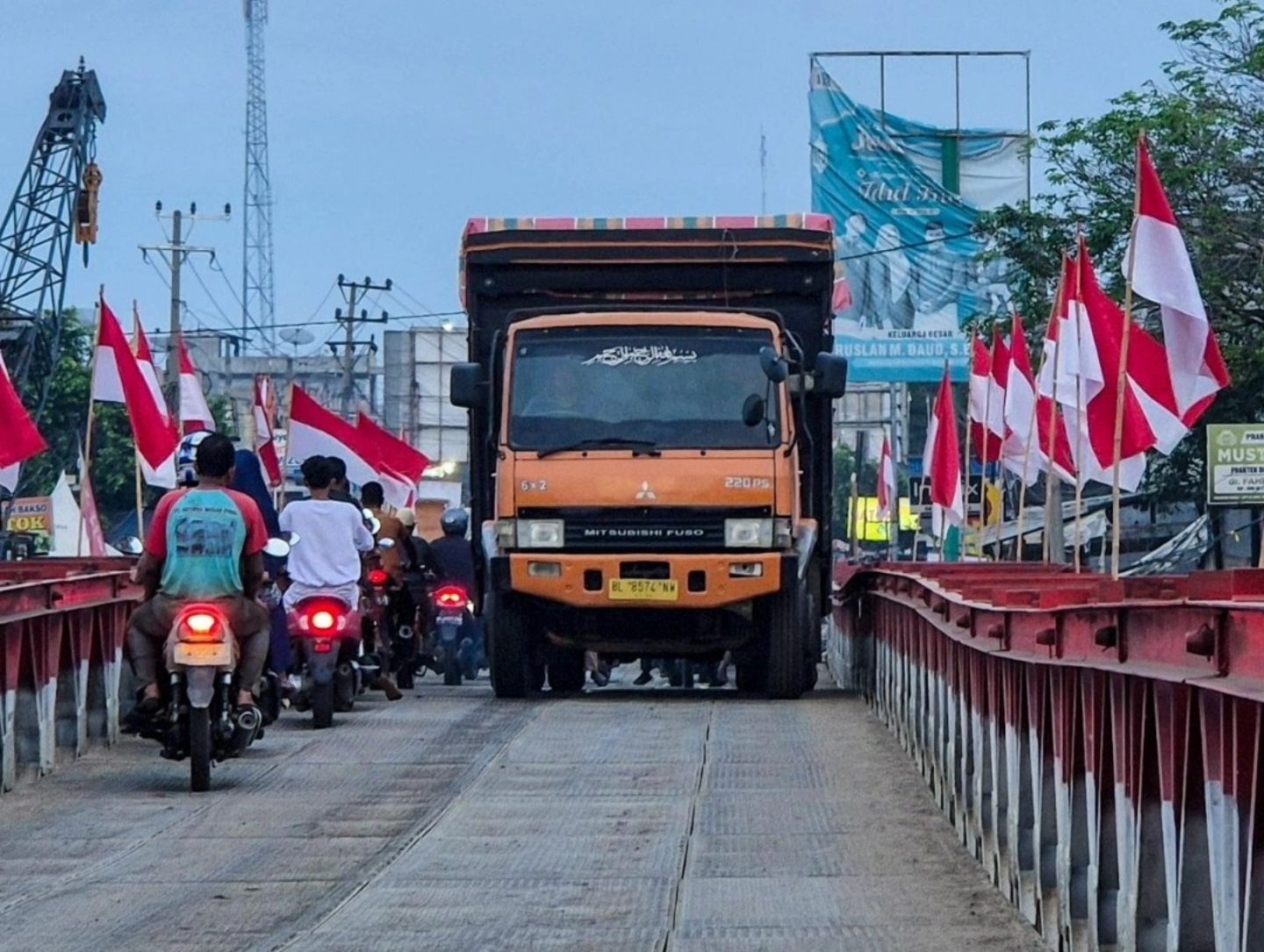 Truk Tronton Lewati Jembatan Bailey Kuta Blang Bireuen