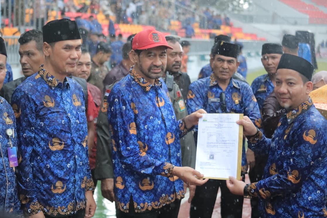 Di Bawah Hujan Deras, Gubernur Mualem Serahkan SK PPPK Paruh Waktu untuk Ribuan Honorer