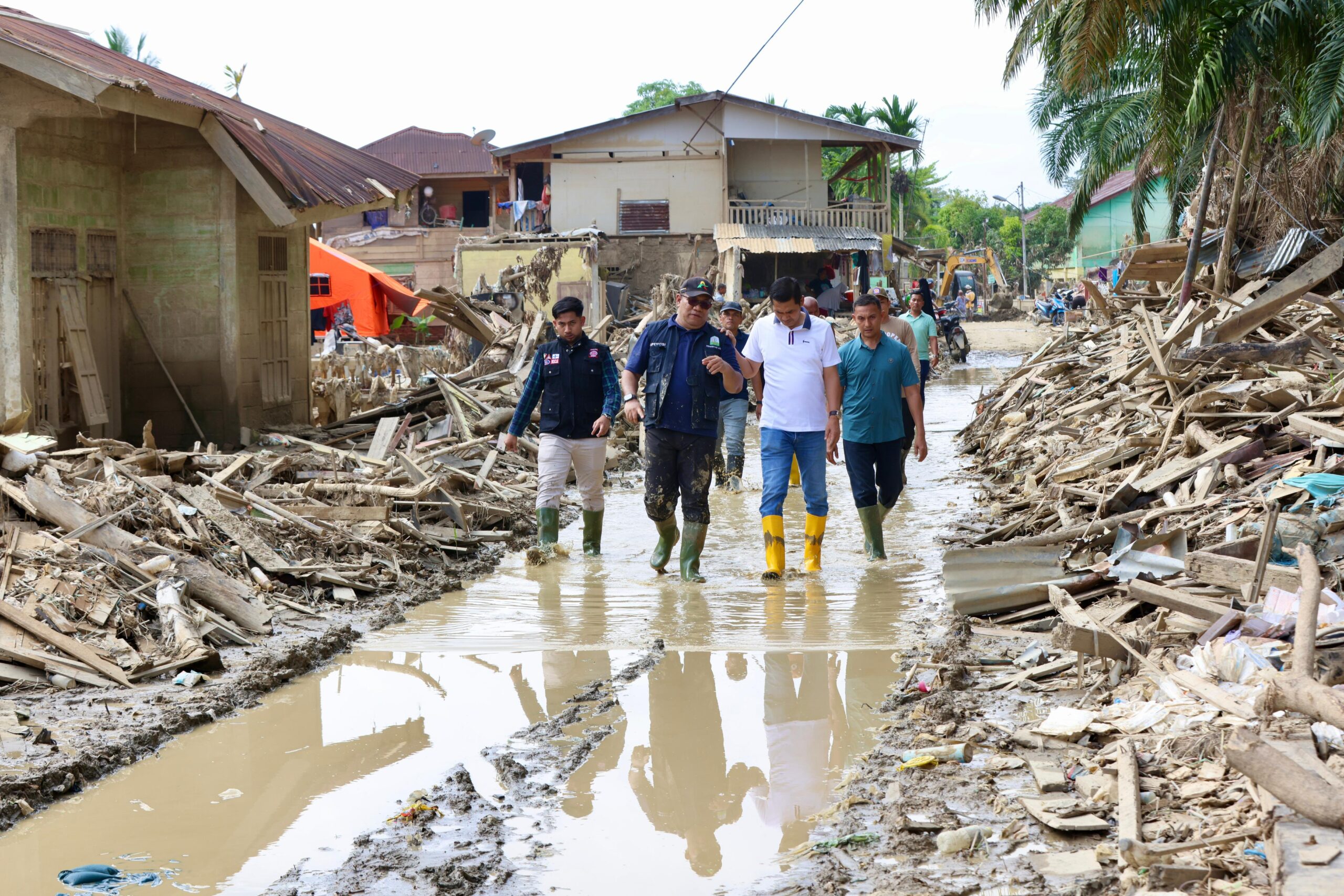 Relawan ASN Bersihkan Fasilitas Pendidikan di Tamiang, Sekda Pantau Langsung ke Lapangan