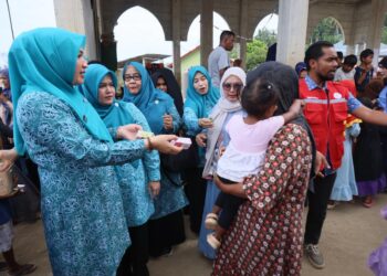 Kak Na Serahkan Bantuan Sapi Meugang di Sawang