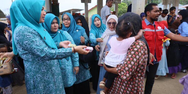 Kak Na Serahkan Bantuan Sapi Meugang di Sawang
