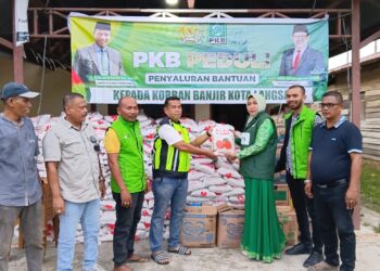 Istri Ruslan Daud Turun Langsung Salurkan Bantuan Pascabanjir