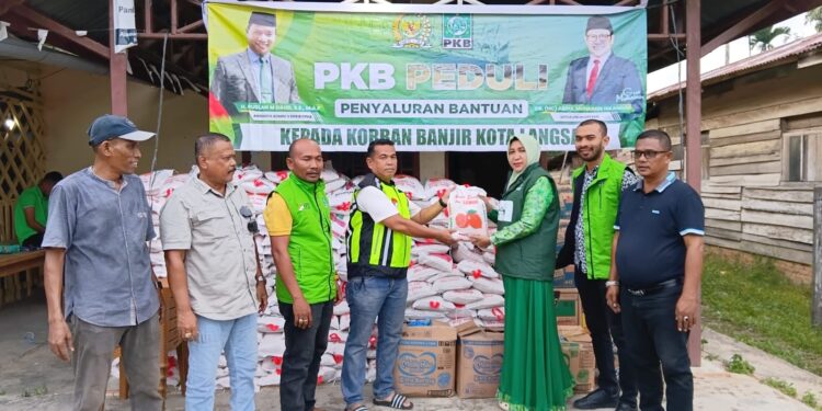 Istri Ruslan Daud Turun Langsung Salurkan Bantuan Pascabanjir
