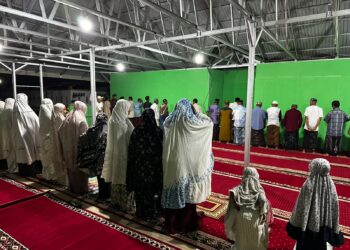 Warga Korban Banjir Jalani Tarawih Perdana di Meunasah Darurat Manyang Cut Pidie Jaya