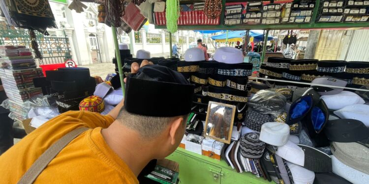 Ramadan 1447 Hijriah, Omzet Pedagang Peci di Masjid Raya Baiturrahman Meningkat