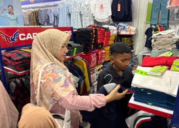Wujudkan Kebahagiaan Lebaran, PKK Gampong Cot Lamkuweuh Ajak Anak Yatim Belanja Baju Baru