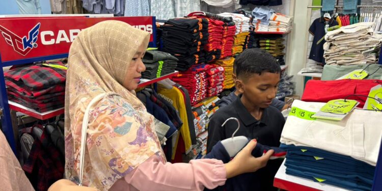Wujudkan Kebahagiaan Lebaran, PKK Gampong Cot Lamkuweuh Ajak Anak Yatim Belanja Baju Baru