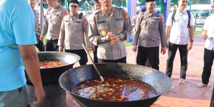 Kapolda Aceh Ikut Masak Kuah Beulangong Bersama Masyarakat di Masjid Raya Baiturrahman