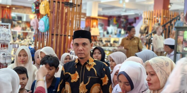 Bahagiakan Anak Yatim, Keuchik Riazil Ajak 62 Anak Yatim Belanja Baju Lebaran