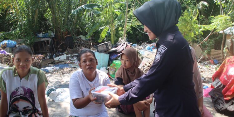 Bidhumas Polda Aceh Bagikan Ratusan Kilogram Kurma