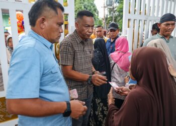 Seribuan Warga Padati Meuligoe Terima THR dari Mualem