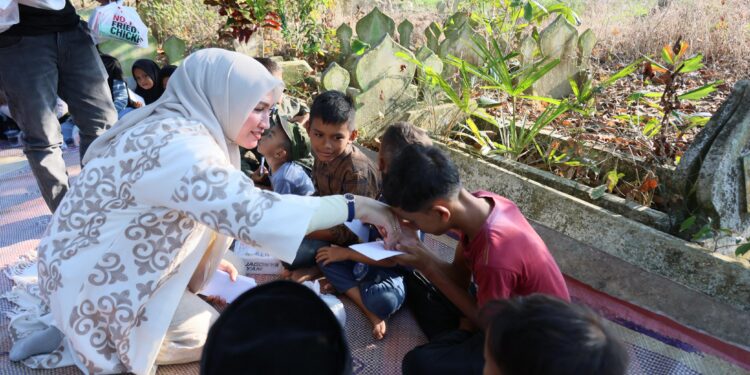 Mudik Idul Fitri ke Aceh Utara, Marlina Muzakir Santuni Anak Yatim dan Ziarah Makam Keluarga