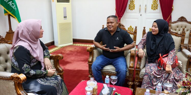 Kak Na Jamu Makan Siang Bang Ucok di Meuligoe Gubernur Aceh