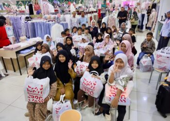 Kak Na Ajak Anak Yatim Belanja Baju Lebaran di Plaza Aceh