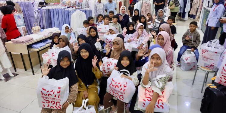 Kak Na Ajak Anak Yatim Belanja Baju Lebaran di Plaza Aceh