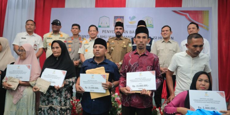 Wagub Fadhlullah Bersama Mendagri dan Mensos Serahkan Bantuan untuk Korban Bencana Aceh Timur
