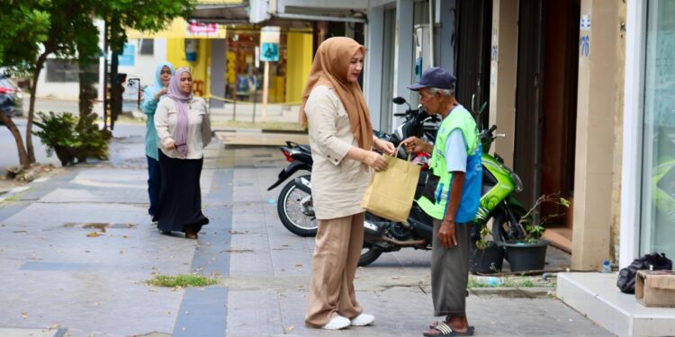Kak Na Keliling Kota Berbagi Daging Meugang