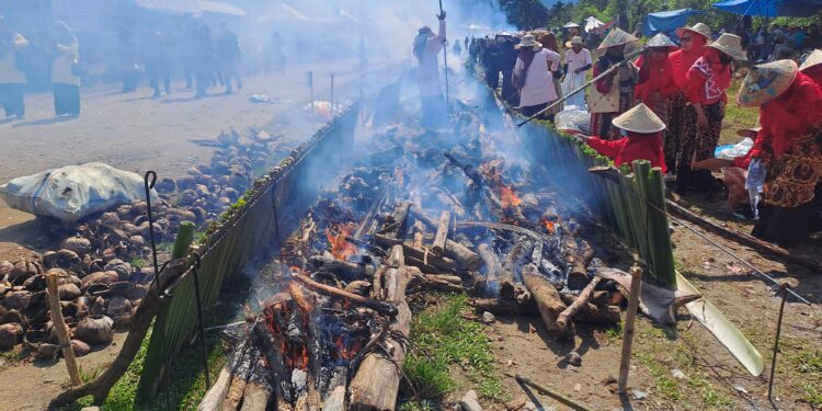 Warga Abdya Antusias Ikut Thoet Leumang, Rekor MURI Terpecahkan