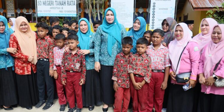 Bunda Guru Aceh Semangati Murid SD Negeri Tanah Rata
