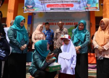 Kak Na Kembali ke SDN 6 Tanoh Jamboe Aye, Tunaikan Janji Bawa Seragam Sekolah