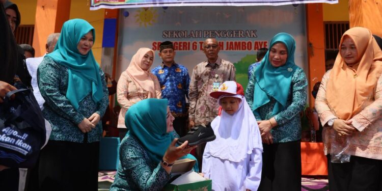 Kak Na Kembali ke SDN 6 Tanoh Jamboe Aye, Tunaikan Janji Bawa Seragam Sekolah
