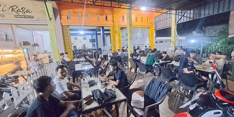 Listrik Padam, Warga Abdya Andalkan Warkop untuk Ngecas HP dan Akses Internet