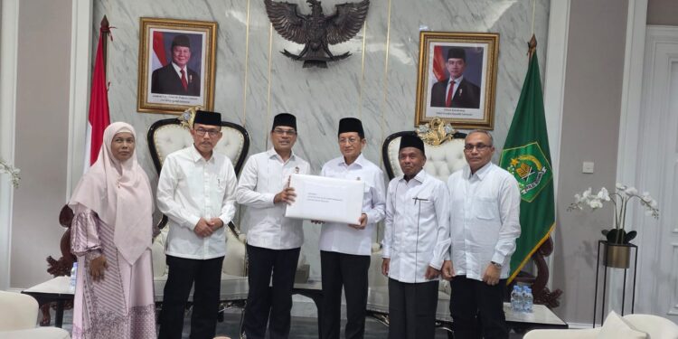 Prof Mujib Serahkan Berkas Empat Calon Rektor UIN Ar-Raniry ke Menteri Agama