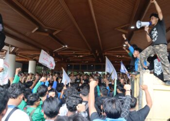 Aksi Tolak Pergub JKA di Kantor Gubernur Aceh, Enam Orang Sempat Diamankan