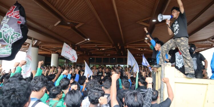 Aksi Tolak Pergub JKA di Kantor Gubernur Aceh, Enam Orang Sempat Diamankan
