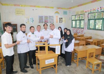 Kemenag Aceh Besar Salurkan 150 Set Meja dan Kursi dari Infaq ASN, Siswa Bisa Belajar Nyaman